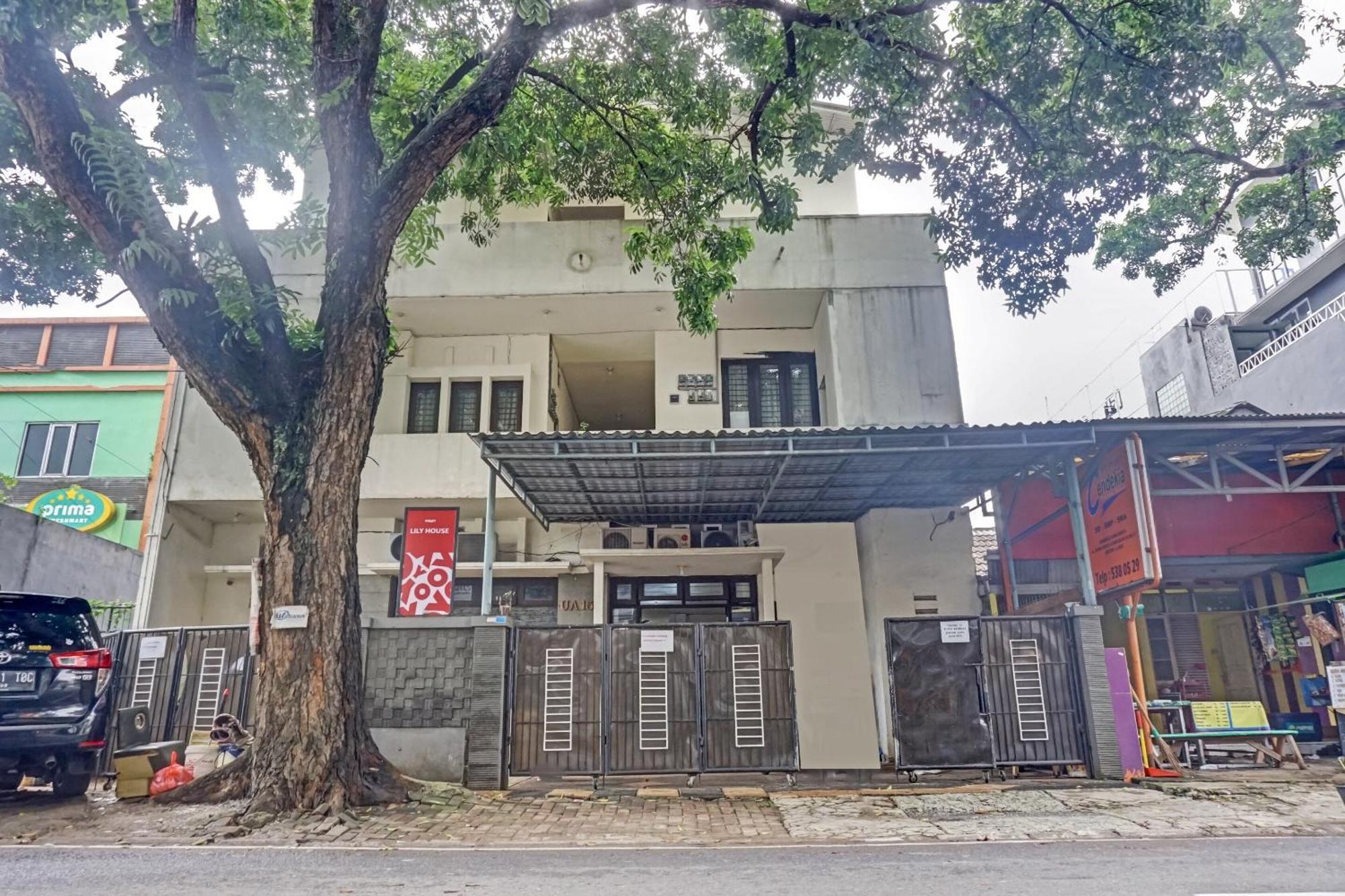 Oyo 90689 Lily House Hotel Tangerang Exterior photo
